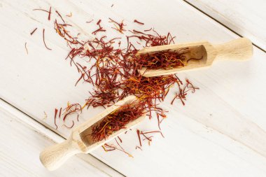 Gri ahşap üzerinde kuru shaffron iplik