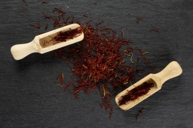 Gri taş üzerinde kuru shaffron iplik