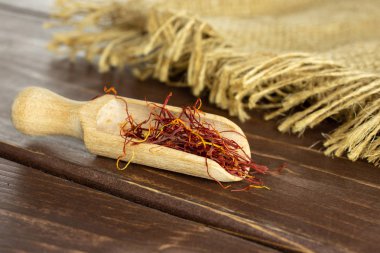 Kahverengi ahşap üzerinde kuru shaffron iplik