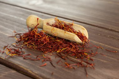 Kahverengi ahşap üzerinde kuru shaffron iplik