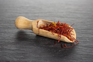 Gri taş üzerinde kuru shaffron iplik