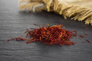 Gri taş üzerinde kuru shaffron iplik