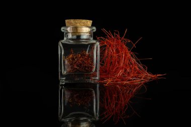 Kuru shaffron iplik siyah cam izole