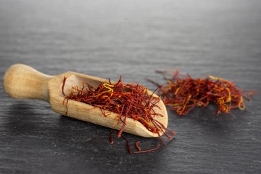 Gri taş üzerinde kuru shaffron iplik