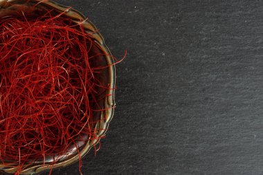 Gri taş üzerinde kırmızı biber iplikleri