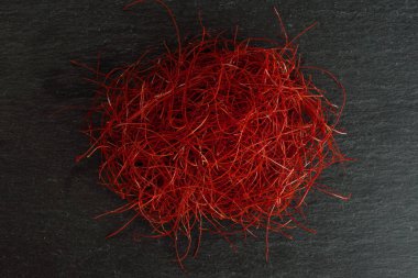 Gri taş üzerinde kırmızı biber iplikleri