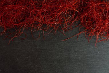 Gri taş üzerinde kırmızı biber iplikleri