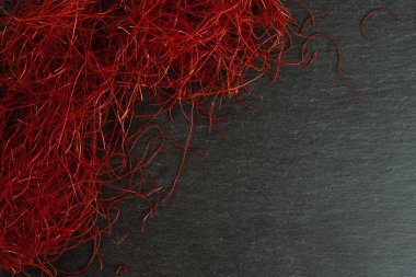 Gri taş üzerinde kırmızı biber iplikleri