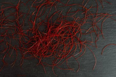 Gri taş üzerinde kırmızı biber iplikleri