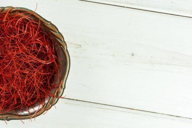 Gri ahşap kırmızı biber iplikleri