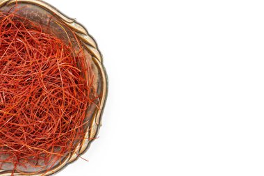 Kırmızı biber iplikleri beyaz izole