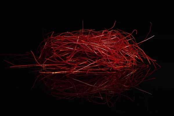 Röd chili trådar isolerade på svart glas — Stockfoto