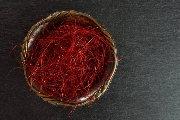 Czerwone nitki chili na szarym kamieniu — Zdjęcie stockowe