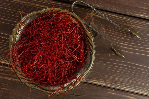 Hilos de chile rojo sobre madera marrón — Foto de Stock