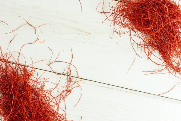 Röd chili trådar på grått trä — Stockfoto