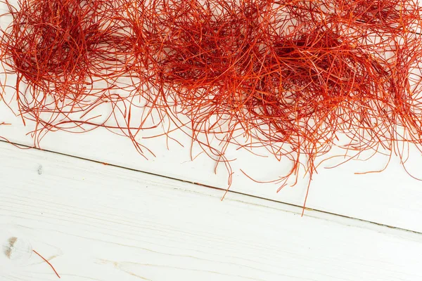 Röd chili trådar på grått trä — Stockfoto