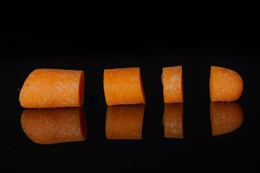 Turuncu bebek havuç siyah cam izole