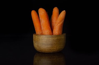 Turuncu bebek havuç siyah cam izole