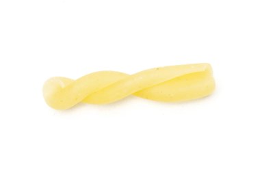 Çiğ makarna gemelli beyaz izole