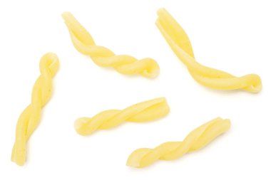 Çiğ makarna gemelli beyaz izole