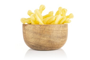 Çiğ makarna gemelli beyaz izole