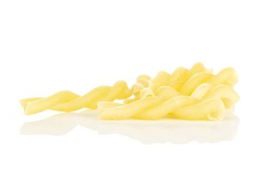 Çiğ makarna gemelli beyaz izole