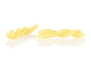 Çiğ makarna gemelli beyaz izole