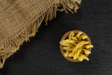 Gri taş çiğ makarna gemelli