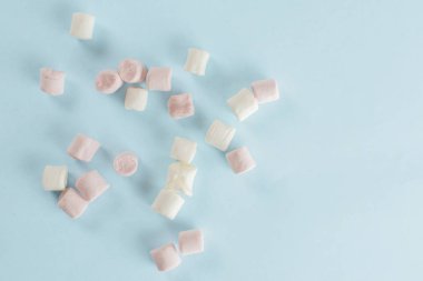 Tatlı kabarık marshmallow açık mavi izole