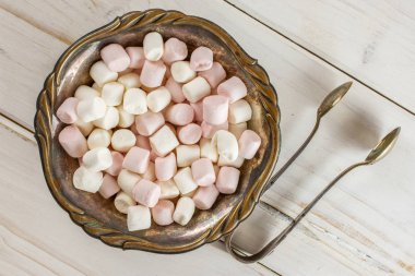 Gri ahşap tatlı kabarık marshmallow