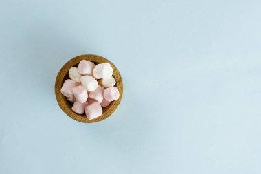 Tatlı kabarık marshmallow açık mavi izole