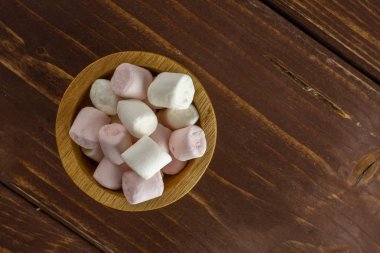 Kahverengi ahşap tatlı kabarık marshmallow