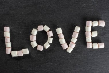 Gri taş üzerinde tatlı kabarık marshmallow