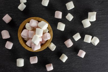 Gri taş üzerinde tatlı kabarık marshmallow