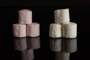 Tatlı kabarık marshmallow siyah cam izole