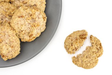 Yulaf ufalanmış bisküvi beyaz izole