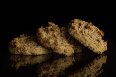 Yulaf crumble bisküvi siyah cam izole