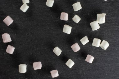 Gri taş üzerinde tatlı kabarık marshmallow