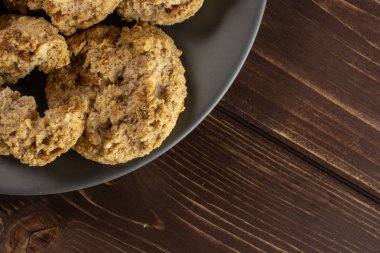 Yulaf kahverengi ahşap bisküvi ufalamak