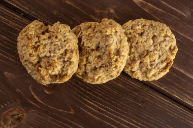 Yulaf kahverengi ahşap bisküvi ufalamak