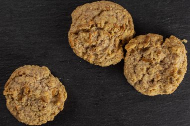 Yulaf gri taş üzerinde bisküvi ufalamak