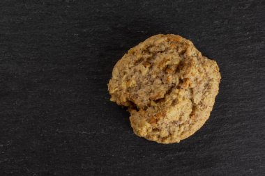 Yulaf gri taş üzerinde bisküvi ufalamak