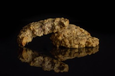 Yulaf crumble bisküvi siyah cam izole