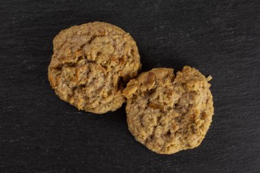Yulaf gri taş üzerinde bisküvi ufalamak
