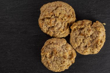 Yulaf gri taş üzerinde bisküvi ufalamak