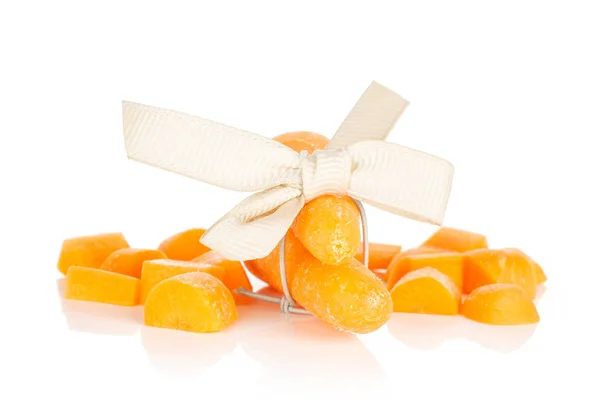 Cenoura de bebê laranja isolada em branco — Fotografia de Stock