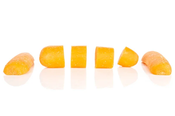 Cenoura de bebê laranja isolada em branco — Fotografia de Stock