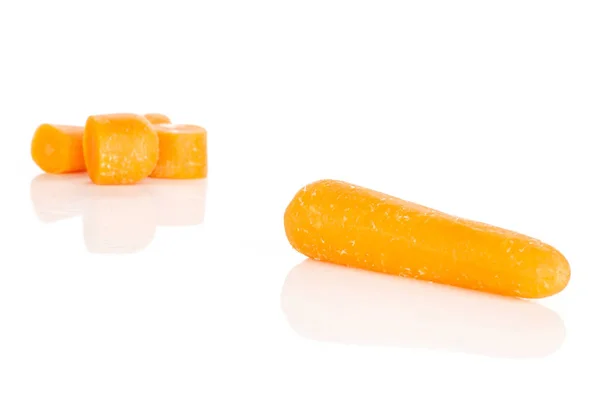 Помаранчева дитяча морква ізольована на білому — стокове фото