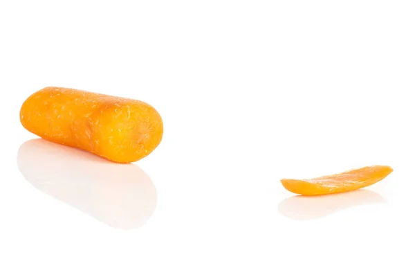 Cenoura de bebê laranja isolada em branco — Fotografia de Stock