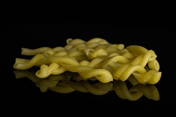 Pasta cruda gemelli aislada en vidrio negro — Foto de Stock